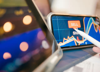 Trader analysant les options sur Bitcoin, Ethereum et le forex sur plusieurs marchés