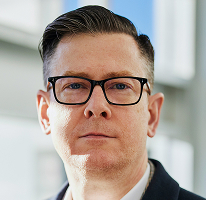Portrait de Alexander Hughes, PDG à la tête d’une société de trading crypto
